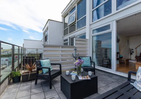 The balcony & outdoor sitting area at Fiddlers Green, Newquay