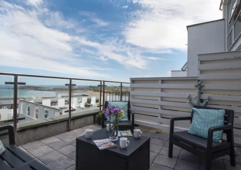 The balcony & outdoor sitting area at Fiddlers Green, Newquay