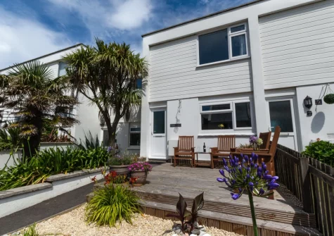 The decked patio, barbecue, outdoor sitting area & Mediterranean-style garden at Fiddlers Green, Newquay