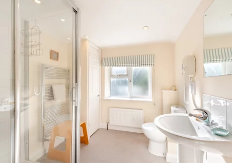 The shower room at Fig Tree Cottage, Appledore