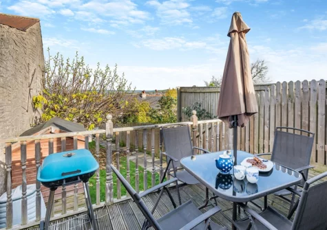 The decked patio & alfresco dining area at Fig Tree Cottage, Appledore