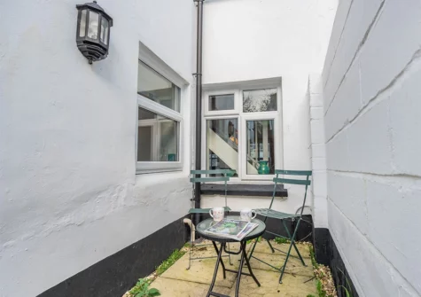 The courtyard at Fig Tree Cottage, Appledore