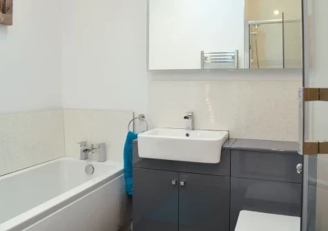 The en-suite bathroom at Fig Tree Cottage, Pancrasweek