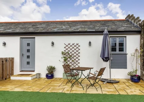 The patio & outdoor sitting area at Fig Tree Cottage, Pancrasweek