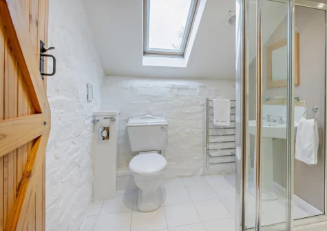 Bedroom ¬£1 en-suite shower room at Fisherman's Rest at Blagdon Farm, Ashwater