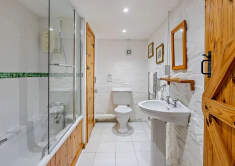 The bathroom at Fisherman's Rest at Blagdon Farm, Ashwater