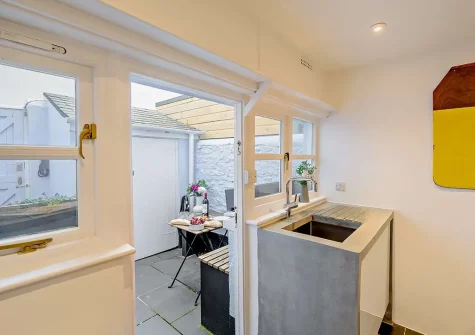 The kitchen at Fishermans View, Appledore