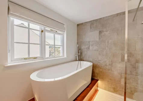 The bathroom at Fishermans View, Appledore