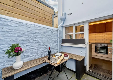 The enclosed courtyard at Fishermans View, Appledore
