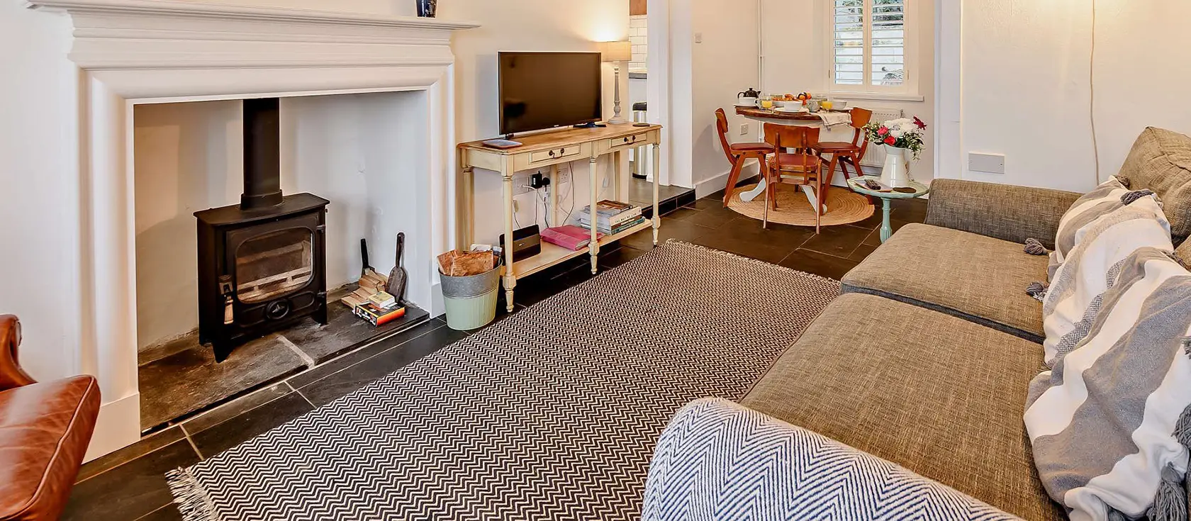 Fishermans View, Appledore is a charming historic cottage with estuary views, featuring a cosy wood burner, well-equipped kitchen, and enclosed courtyard. Perfectly positioned for exploring cobbled streets, beaches, and North Devon attractions.