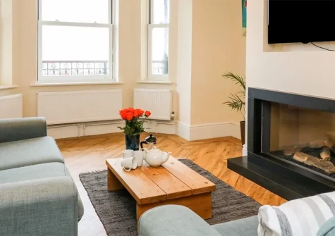 Fisherman's View, Newquay is a spacious first floor apartment for six with three bedrooms & two bathrooms. Open living room & fully equipped kitchen. Furnished balcony with superb sea views. Parking. Walk to Towan Beach, shops, restaurants & attractions.