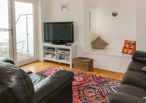 Fistral Outlook, Newquay is a contemporary three bedroom, two bathroom holiday apartment with balcony & sea views. Well furnished to accommodate six guests, it has a lift and parking. Walk the coastal path to beaches, pubs, restaurants & attractions.