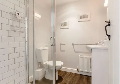 Bedroom #1 en-suite at Forge Manor Cottage, Cambrose