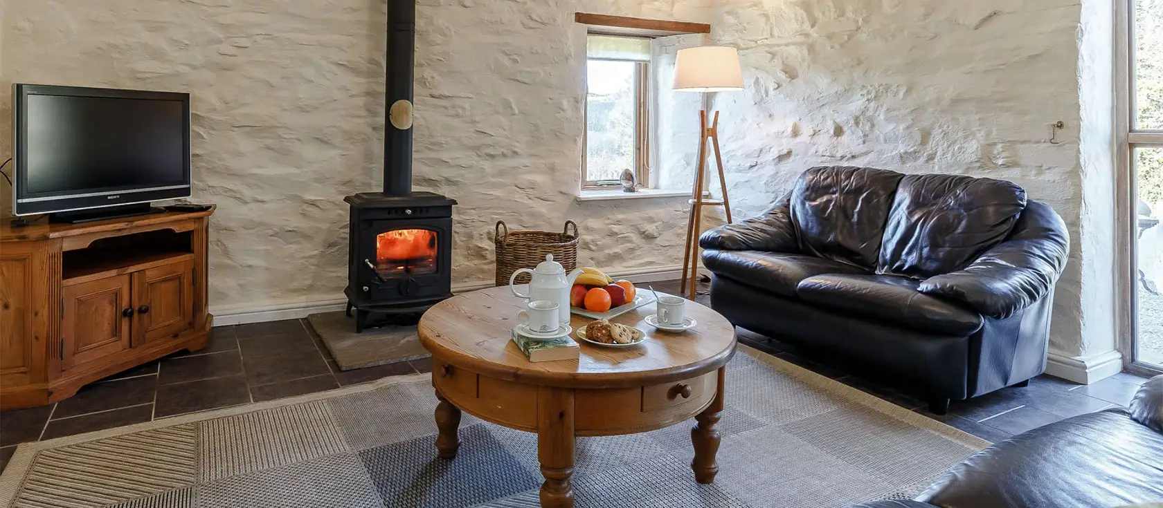 Forge Manor Cottage, Cambrose is a charming two-bedroom apartment in Ilfracombe, ideal for families seeking a peaceful countryside retreat with easy access to Cornwall's attractions. Close to the Atlantic Ocean with stunning views of the woodlands.