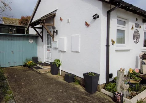 Forget-me-not Bungalow is a delightful semi-detached bungalow with beautiful garden & summerhouse