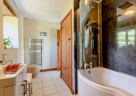 The bathroom at Four Seasons, Crumplehorn
