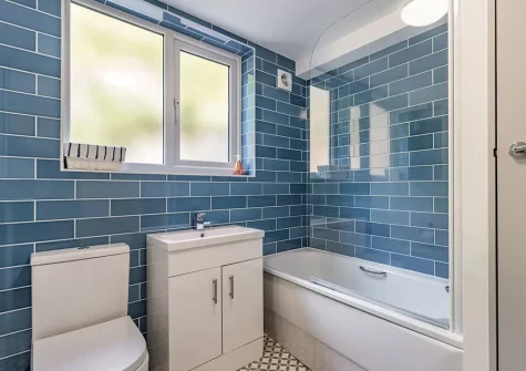 The bathroom at Fourteen Captains Cottage, Brixham