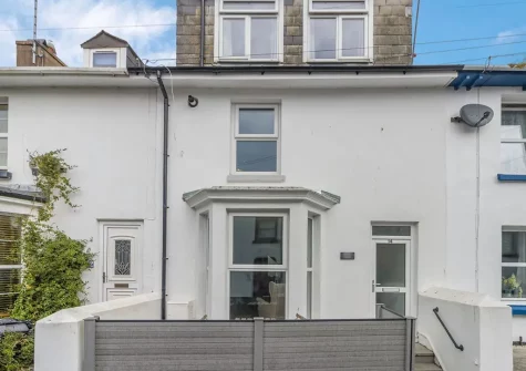 Fourteen Captains Cottage is a lovingly furnished & beautiful seaside retreat