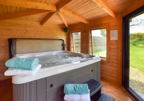 The hot tub at Foxgloves, Higher Trenower Farm, Newtown-in-St-Martin