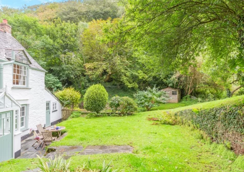 The barbecue, alfresco dining area & spacious enclosed garden at Frogapits, Boscastle