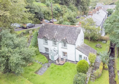The barbecue, alfresco dining area & spacious enclosed garden at Frogapits, Boscastle