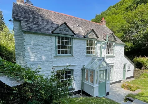 Frogapits is a traditional Cornish stone cottage set in the heart of Boscastle, a mere 100 metres from the harbour