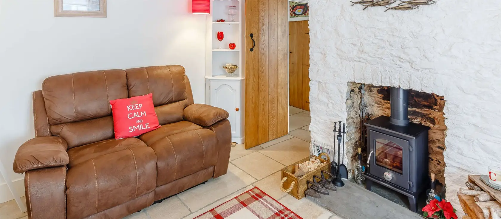 Frogwell Cottage, Brixham is a cosy two-bedroom apartment in Devon, perfect for family getaways with a charming kitchen and serene outdoor space. Located in the fishing town of Brixham, close to beaches and a short stroll to the local shops and pubs.