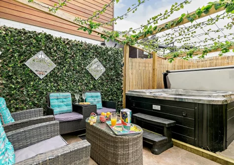 The outdoor sitting area & hot tub at Galleons Rest, Charlestown