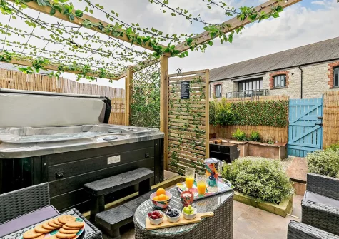 The outdoor sitting area & hot tub at Galleons Rest, Charlestown
