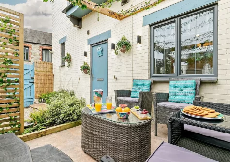 The outdoor sitting area & garden at Galleons Rest, Charlestown