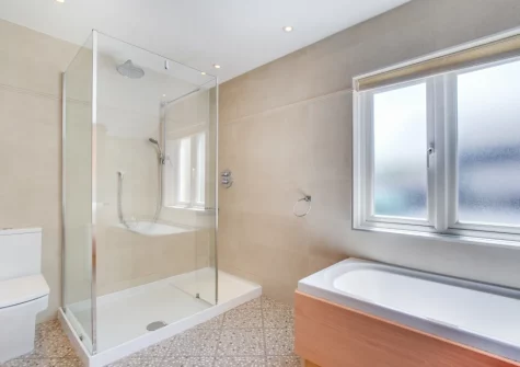 Bedroom #1 en-suite bathroom at Garendon, Trevone