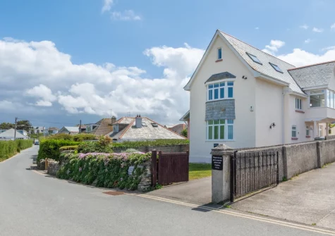 Overlooking a gorgeous sandy beach, Garendon offers fabulous holiday accommodation for up to 11 guests