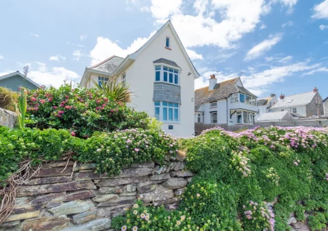 Overlooking a gorgeous sandy beach, Garendon offers fabulous holiday accommodation for up to 11 guests