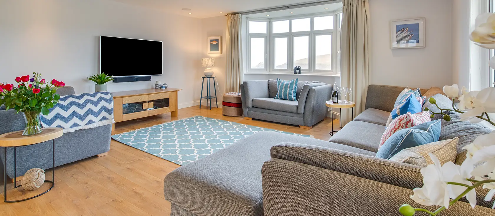 Garendon, Trevone is a magnificent five-bedroom house with stunning bay views and beach access. Perfect for larger groups, featuring a hot tub, pool table, and outdoor spaces for unforgettable coastal holiday memories with family and friends.