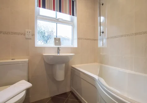 The bathroom at Gargoyle Cottage, St Agnes
