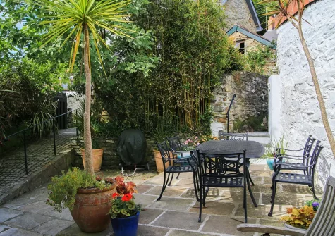 The patio garden & alfresco dining area at Gargoyle Cottage, St Agnes