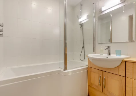 Bedroom #2 en-suite bathroom at Gartree Cottage, Polruan