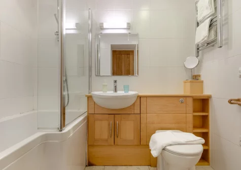 Bedroom #2 en-suite bathroom at Gartree Cottage, Polruan