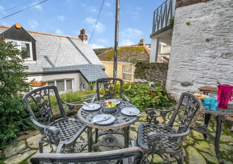 The patio & alfresco dining area at Gartree Cottage, Polruan