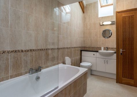 The bathroom at Gemstone Cottage, Brixham