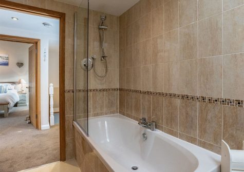 The bathroom at Gemstone Cottage, Brixham