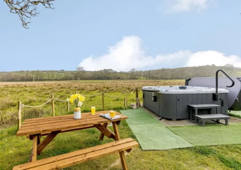 The alfresco dining area & hot tub at Gidcott Cottage, Gidcott
