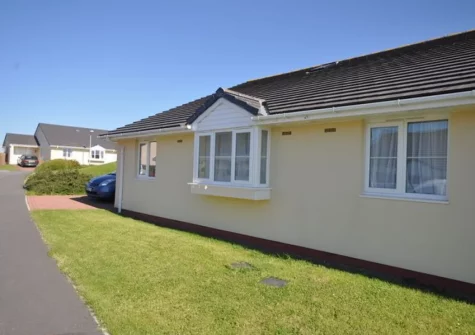 Gifford Close Bungalow is a spacious, single-storey holiday home sleeping five guests, close to centre of Hartland