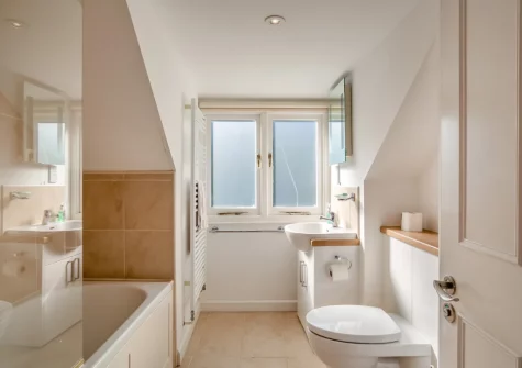Bedroom #1 en-suite bathroom at Glanmor North, Polruan