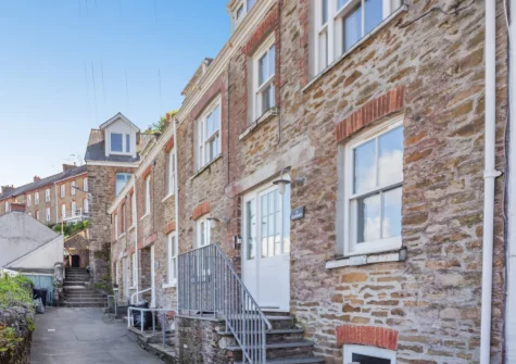Glanmor North is a spacious stone cottage in a xentral location in the quaint fishing village of Polruan, overlooking picturesque Fowey