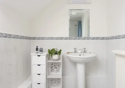 Bedrom #1 en-suite bathroom at Godolphin at Roserrow, Polzeath