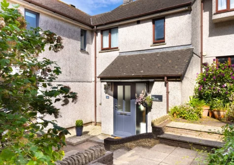 Godrevy Watch is a characterful property in Carbis Bay, boasting a clean decor with bright pops of colour