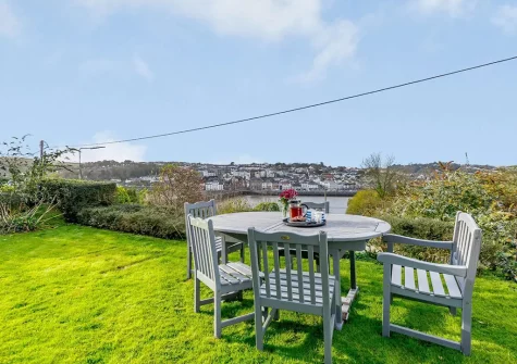 The garden & alfresco dining area at Goodamoor, Bideford