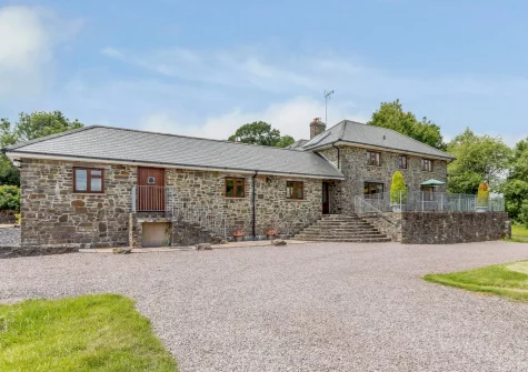 Gracious Ford Farm is a large restored farmhouse, sleeping 10 guests in comfort