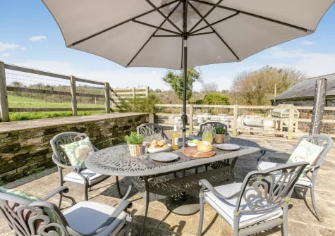 The enclosed patio, barbecue & alfresco dining area at Grampys Barn, Bray Shop